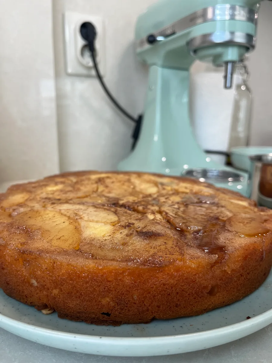 Обърнат кекс с ябълки